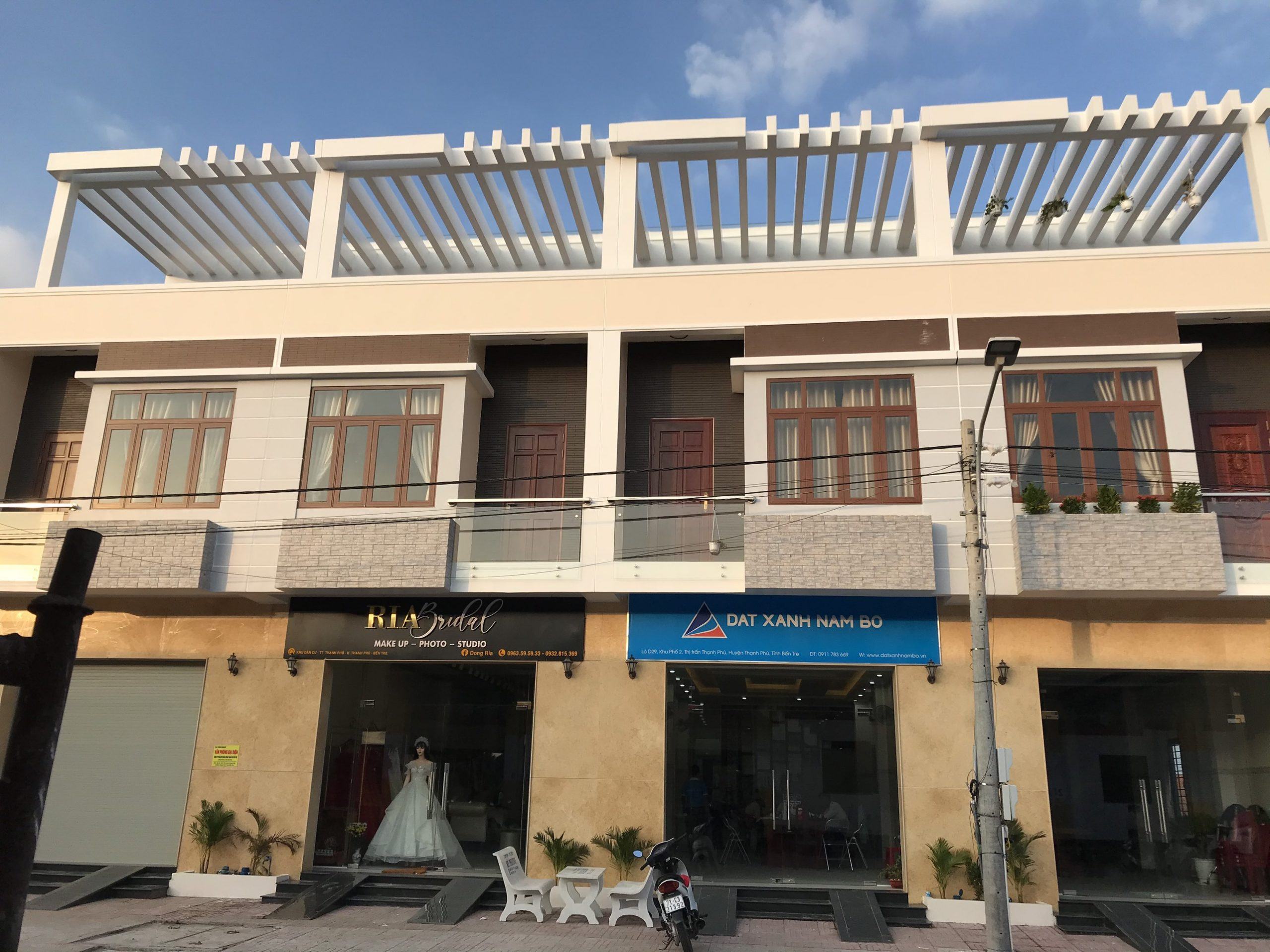 Bán nhà phố(shophouse) mặt tiền trung tâm thương mại huyện Thạnh Phú đang cho thuê 15tr/th